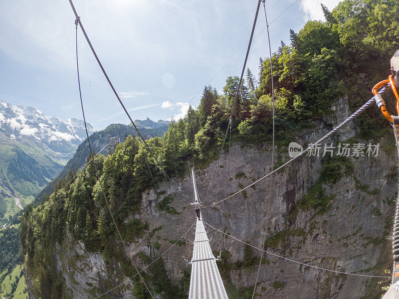 两人在Via Ferrata登山，夏日活动概念